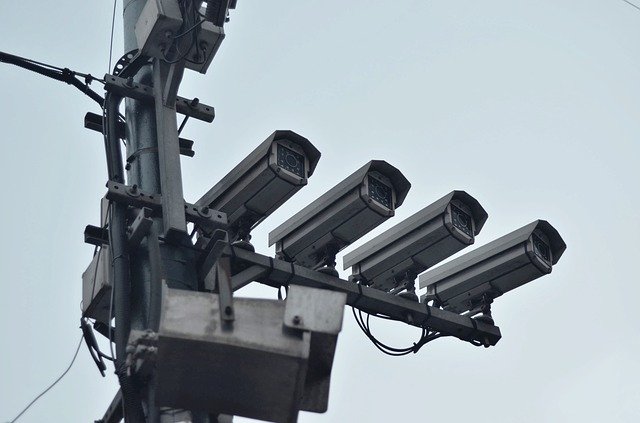 Bild, auf dem mehrere Kameras auf einem Mast installiert sind